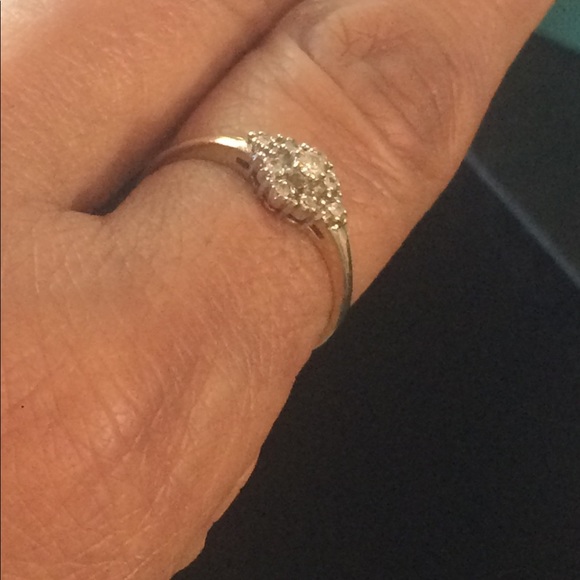 10k gold diamond ring. - Picture 14 of 16